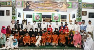 Gubernur Kepulauan Riau H. Ansar Ahmad berfoto bersama dengan jamaah Masjid Al Mukminin dan TPQ Al Ikhlas