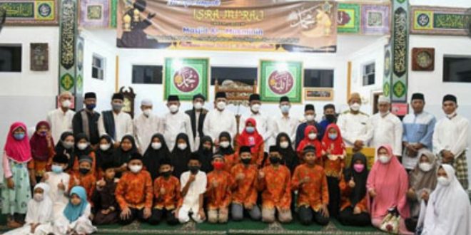 Gubernur Kepulauan Riau H. Ansar Ahmad berfoto bersama dengan jamaah Masjid Al Mukminin dan TPQ Al Ikhlas
